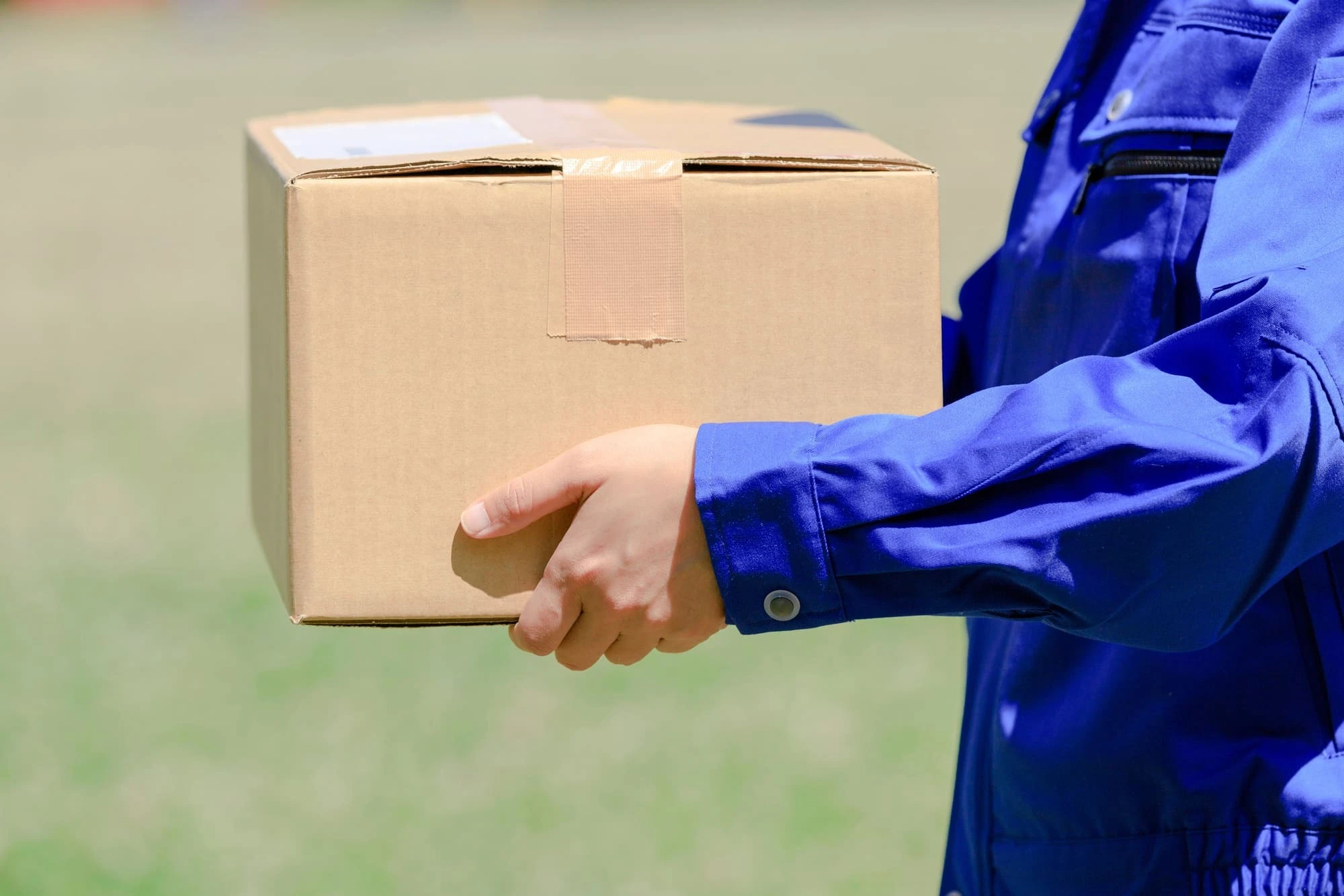 マンションで荷物を配達する男性スタッフ